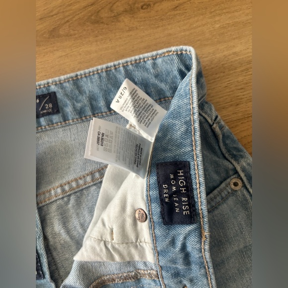 Lucky Brand Woman’s High Rise Mom Jeans – Size 6/28, Light Wash- Like New - Picture 4 of 7